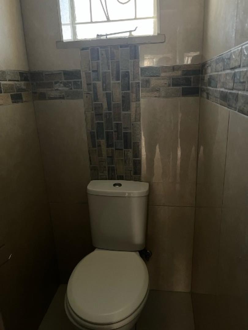 714866_TOILET.jpg